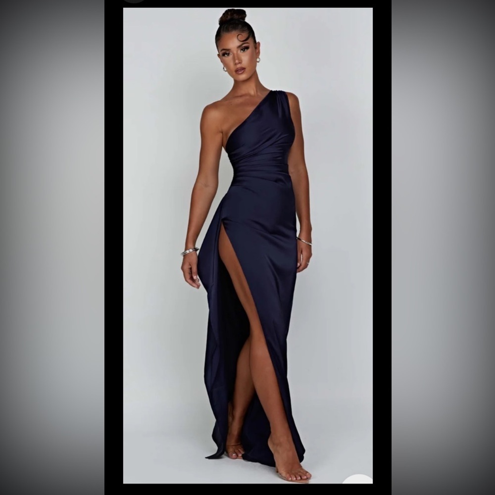 Elegant Navy One-Shoulder Maxi Dress